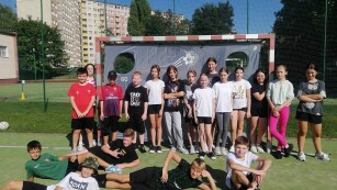 Zdjęcie grupowe uczniów stojących przed bramką piłkarską