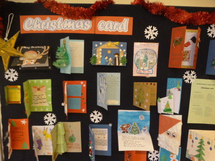 Kartki na gazetce szkolnej z nazwą konkursu Christmas Card