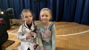 Prezentacja strojów przez dziewczynki (pielęgniarka, Aurelka)