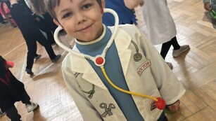 Prezentacja stroju przez chłopca - lekarz.