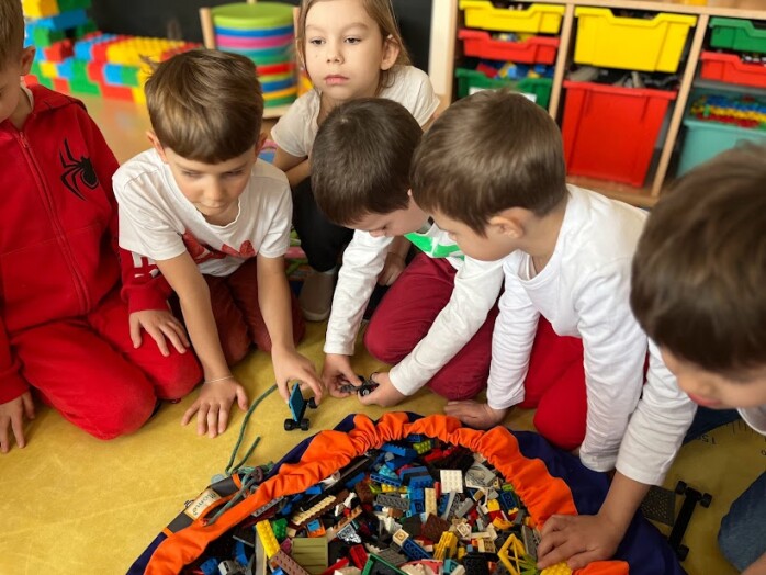 Dzieci bawiące się klockami Lego
