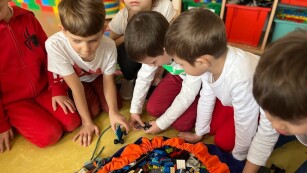 Dzieci bawiące się klockami Lego