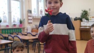 Chłopiec z czerwonym kwiatkiem