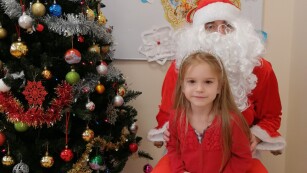 Dziewczynka w czerwonej sukience w Mikołajem