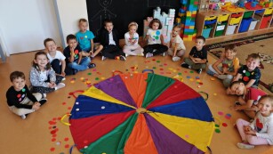 Zdjęcie grupowe dzieci obok chusty animacyjnej
