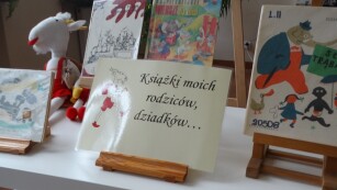 Na zdjęciu zaprezentowane są okładki książek Juliana Tuwima, maskotka Koziołka Matołka oraz na środku tabliczka informująca o projekcie pt. 