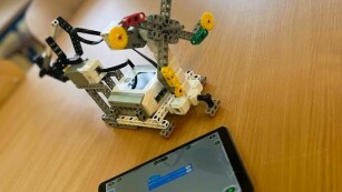 Robot sterowany z tabletu zbudowany z Lego