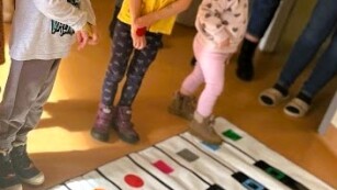 Dzieci prz kolorowym Piano
