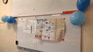 Mapa polski z balonami wywieszona na białej tablicy