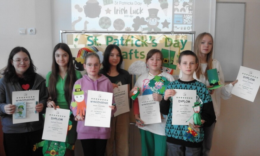Uczniowie pozują do zdjęcia z otrzymanymi dyplomami za konkurs St. Patrick's Day Crafts.