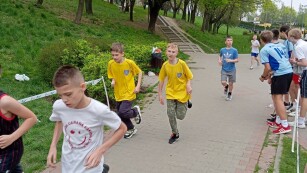 Uczniowie w koszulkach sportowych na ścieżce.