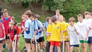 Drużyny chłłopców szykują się do startu w zawodach.