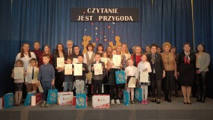 Zdjęcia grupowe dzieci nagrodzonych w konkursie