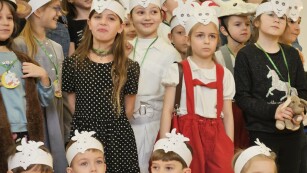 Grupa uczniów, głównie poprzebieranych przedszkolaków pozuje do grupowego zdjęcia. Wszyscy biorą udział w konkursie na najlepsze przebranie za bohaterów Kornela Makuszyńskiego.