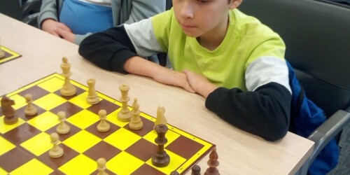 Uczeń na konkursie przy szachach.