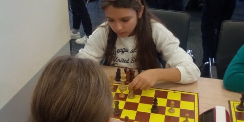Uczennica gra w szachy.