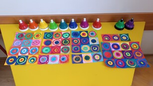 Prace plastyczne dzieci przedstawiające kolorowe koła