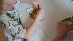 Dziewczynka układająca składniki na kanapkę