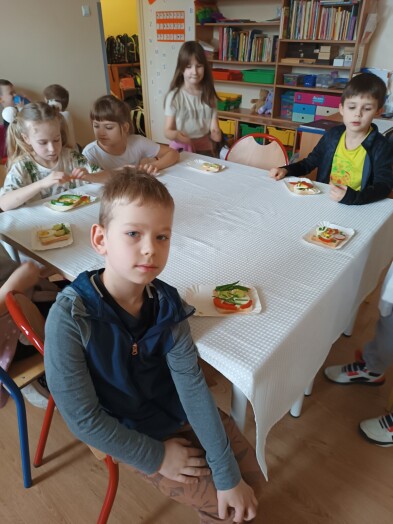 Zdjęcie grupowe dzieci wykonujących kanapki