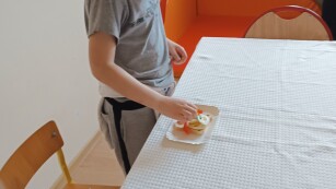 Skupiony chłopiec robiący kanapkę